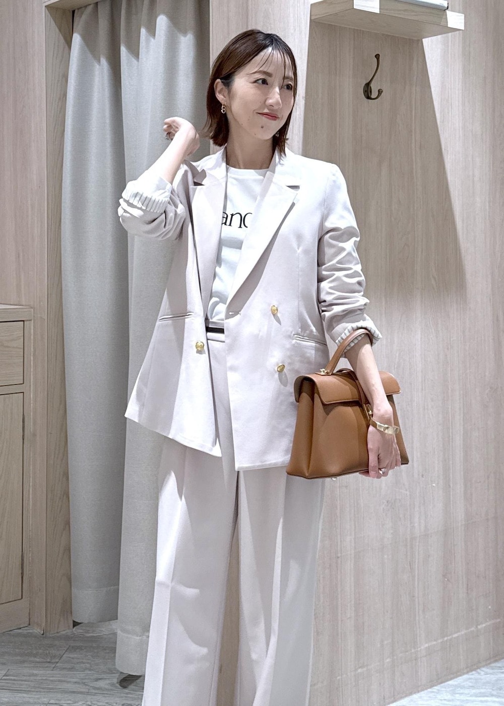 ホワイト系のTシャツ/カットソー、ベージュ系のテーラードジャケット、ベージュ系のその他パンツを着用したレディースの冬コーディネートの7枚目の写真