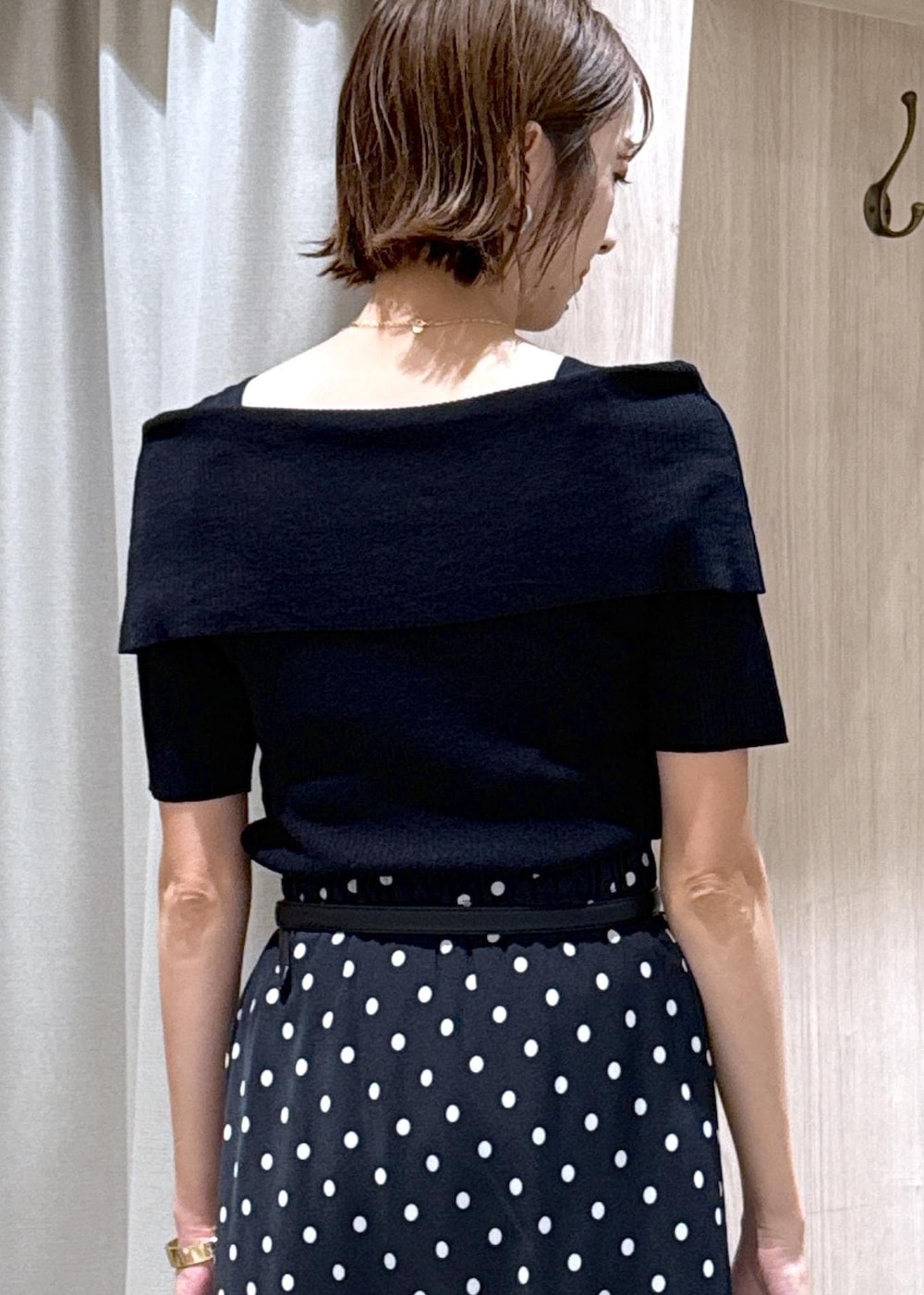 ベージュ系のショルダーバッグ、ブラック系のサンダル、ブラック系のスカートを着用したレディースの夏コーディネートの10枚目の写真