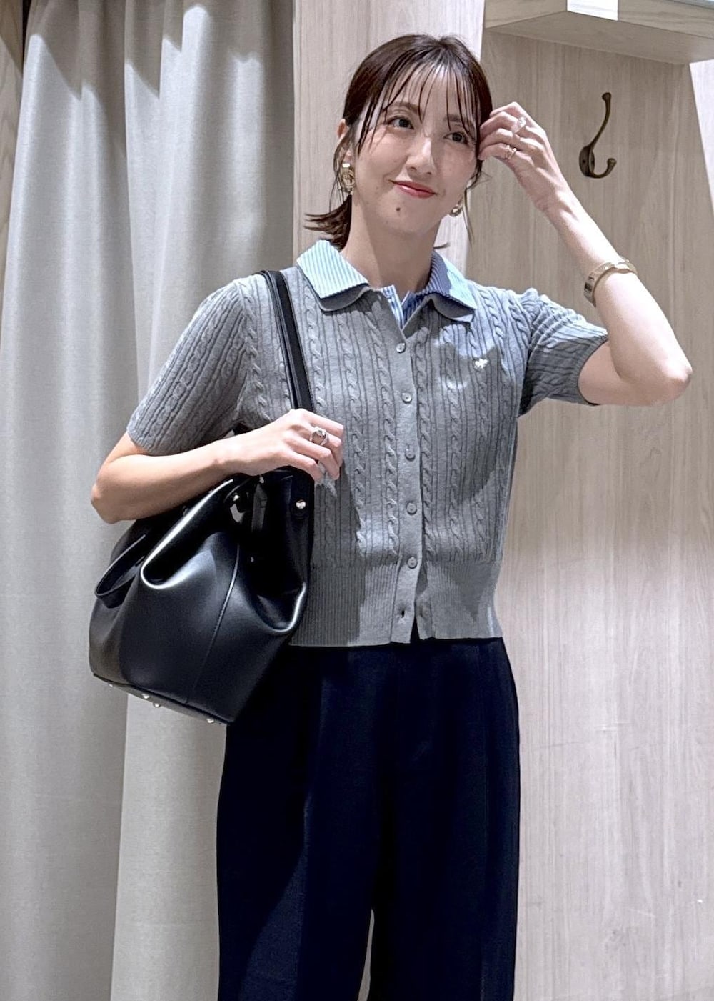 グレー系のカーディガン/ボレロ、ブルー系のその他パンツ、ブラック系のビジネスバッグを着用したレディースの夏コーディネートの9枚目の写真