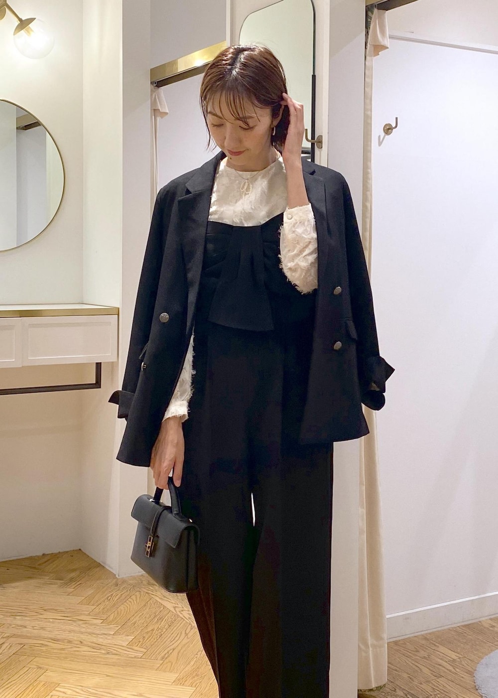 「大人シンプル、きれいめシンプル、初秋コーデ、秋コーデ、初冬コーデ、お仕事コーデ、セレモニーコーデ、結婚式コーデ、卒業式コーデ、卒園式コーデ、授業参観日コーデ、入学式コーデ、入園式コーデ、デートコーデ、お出かけコーデ」｜「Juzeのビッグリボンパンプス（パンプス、シルバー系）」を使った、eric08さん（レディース・166cm）の秋コーディネートの7枚目の写真