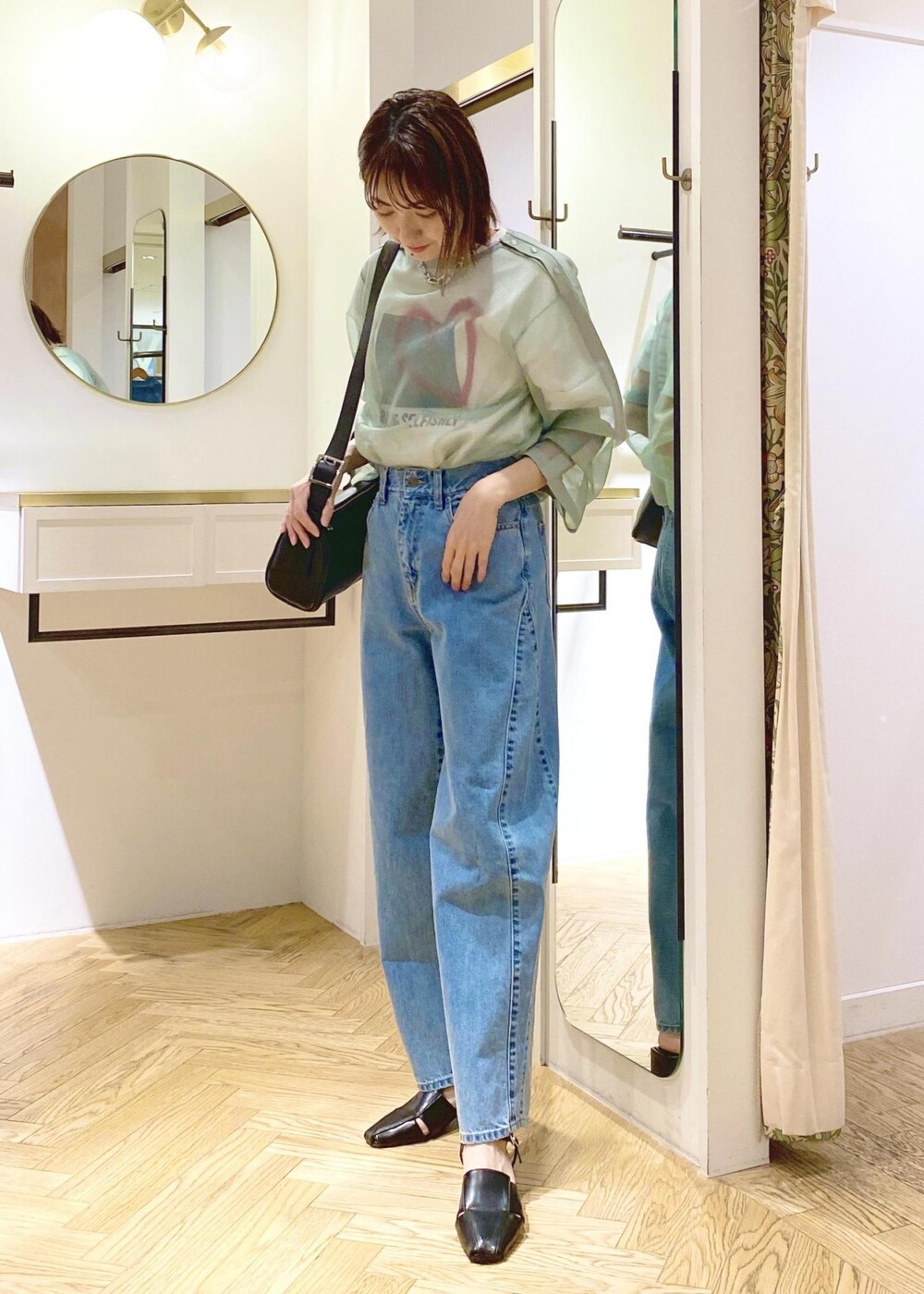 ブラック系のサンダル、ホワイト系のTシャツ/カットソー、グリーン系のシャツ/ブラウスを着用したレディースの春コーディネートの4枚目の写真