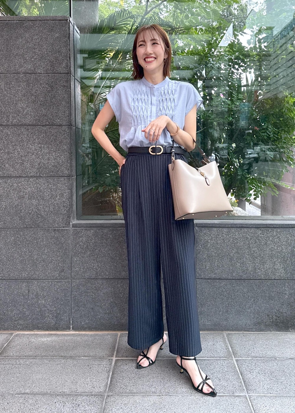 ブラック系のサンダル、ブルー系のシャツ/ブラウス、ブルー系のその他パンツを着用したレディースの夏コーディネートの6枚目の写真