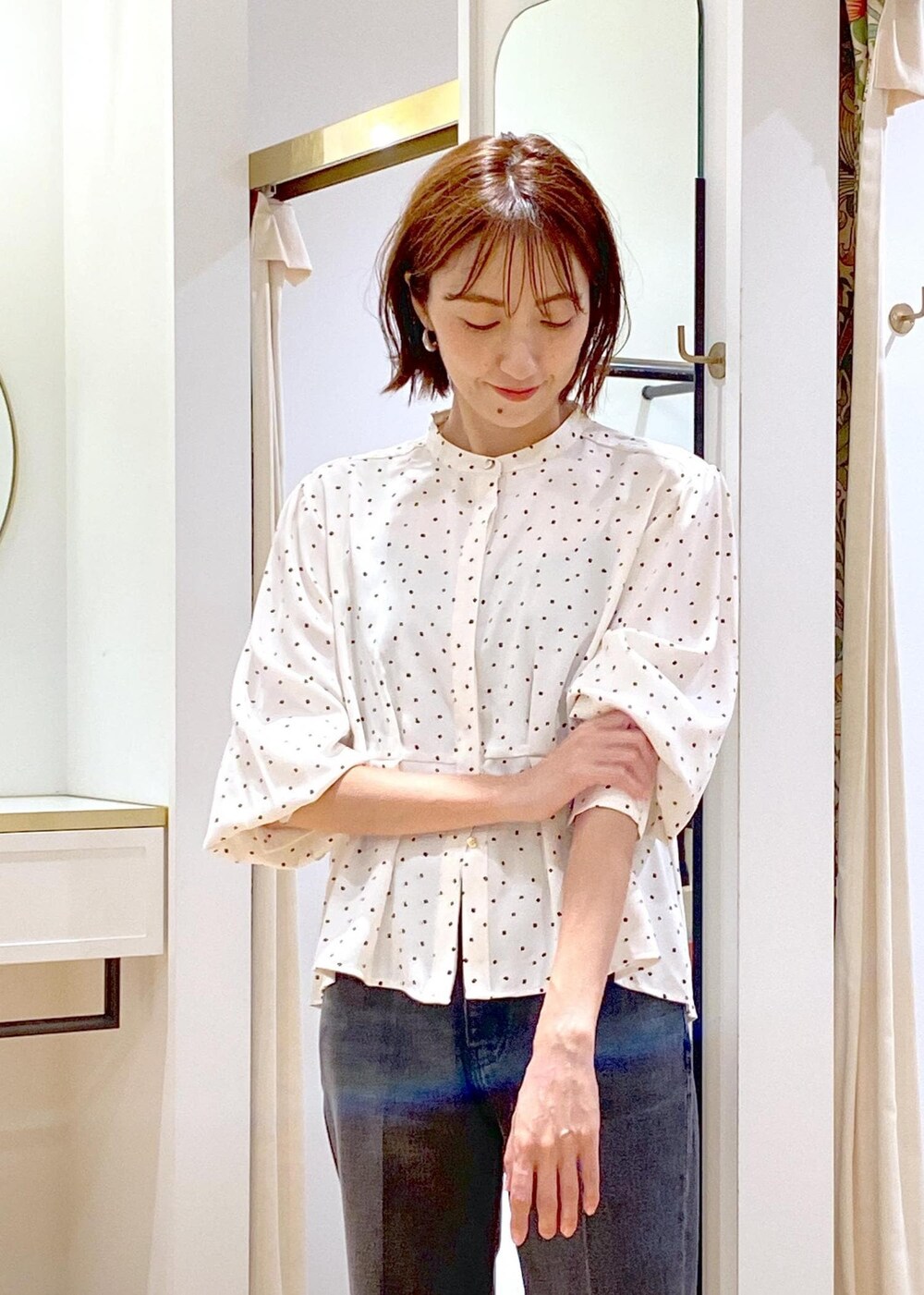 グレー系のドレスシューズ、ホワイト系のシャツ/ブラウス、ブラック系のデニムパンツを着用したレディースの夏コーディネートの5枚目の写真