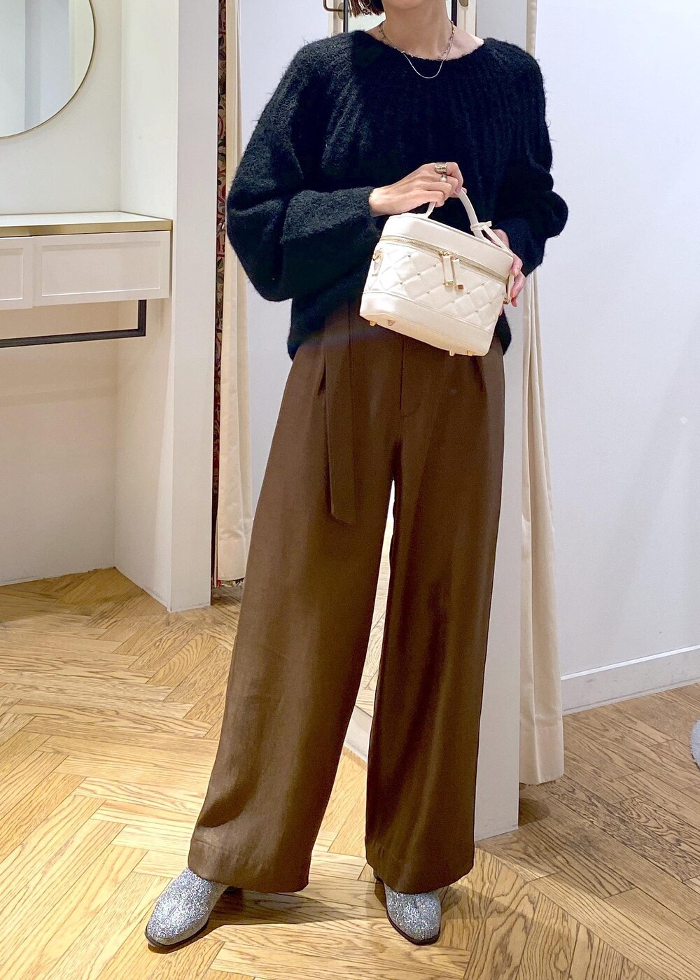 シルバー系のブーツ、ブラック系のニット/セーター、ブラウン系のその他パンツを着用したレディースの冬コーディネートの5枚目の写真