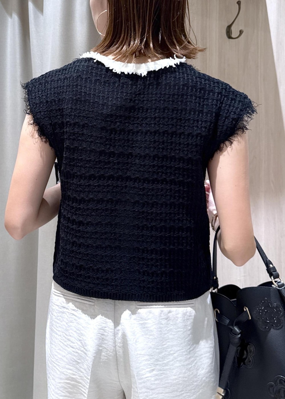ホワイト系のその他パンツ、ブラック系のパンプス、ブラック系のベストを着用したレディースの夏コーディネートの7枚目の写真