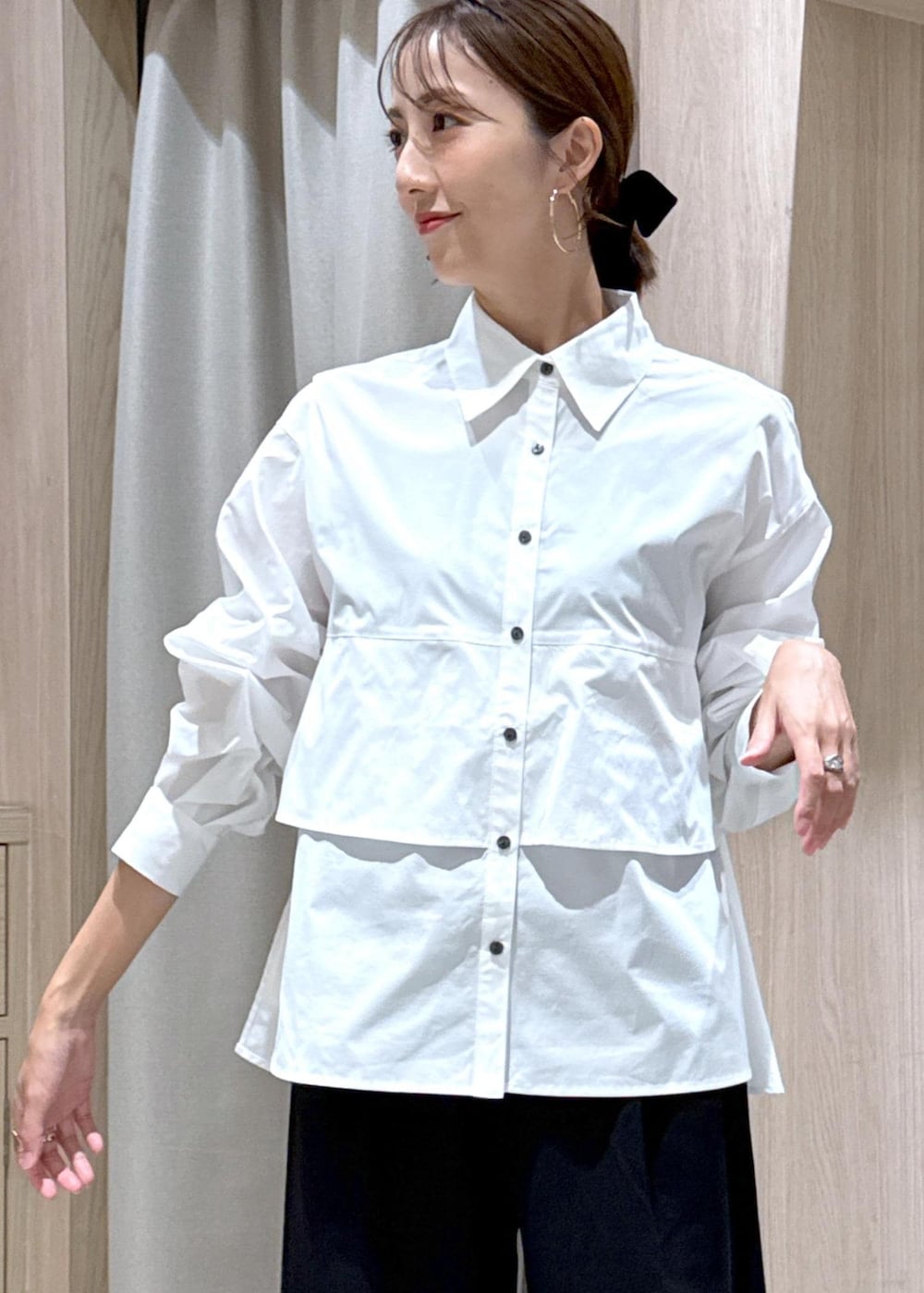 ブラック系のショルダーバッグ、ブラック系のパンプス、ブラック系のテーラードジャケットを着用したレディースの夏コーディネートの9枚目の写真