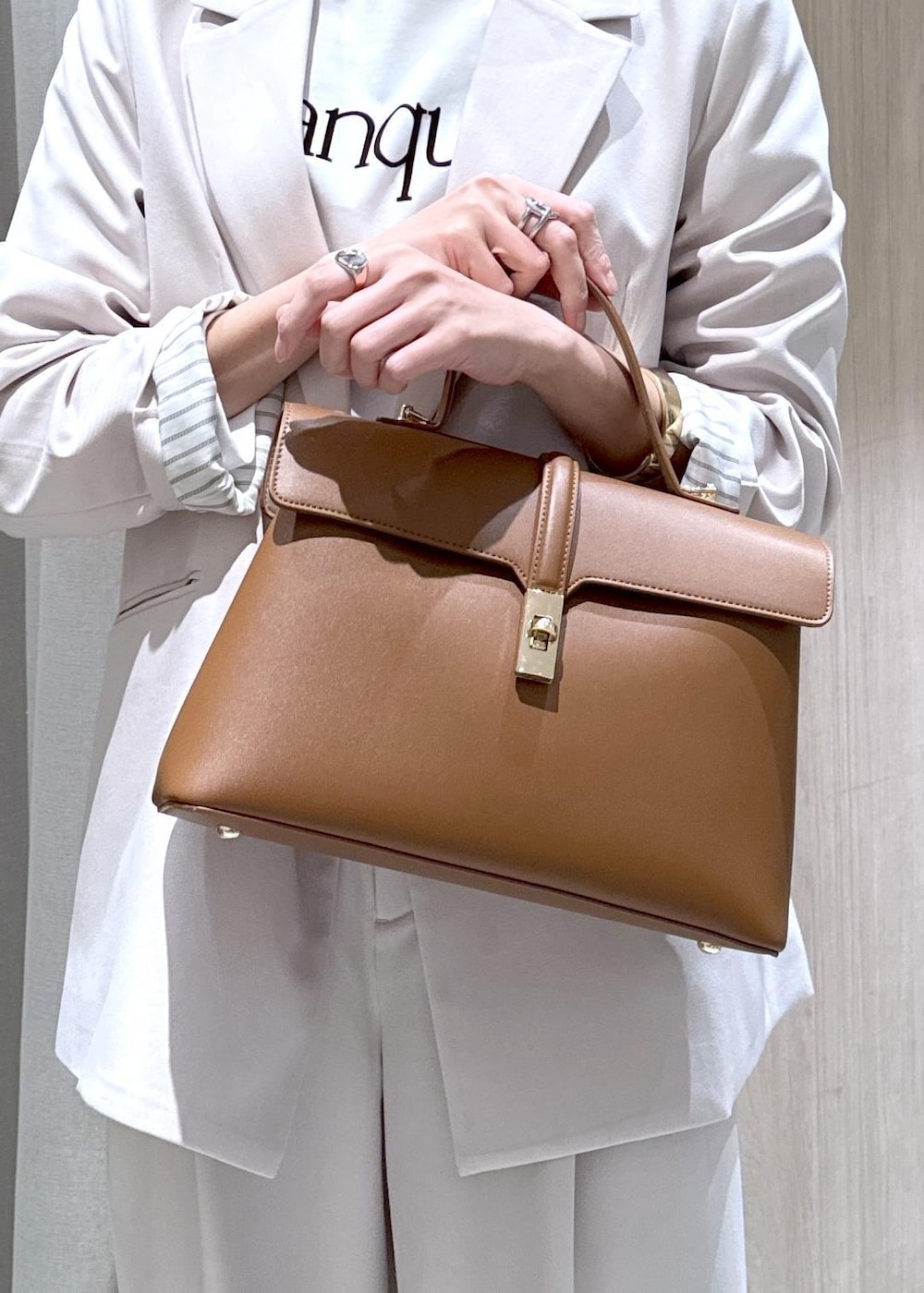 ホワイト系のTシャツ/カットソー、ベージュ系のテーラードジャケット、ベージュ系のその他パンツを着用したレディースの冬コーディネートの4枚目の写真