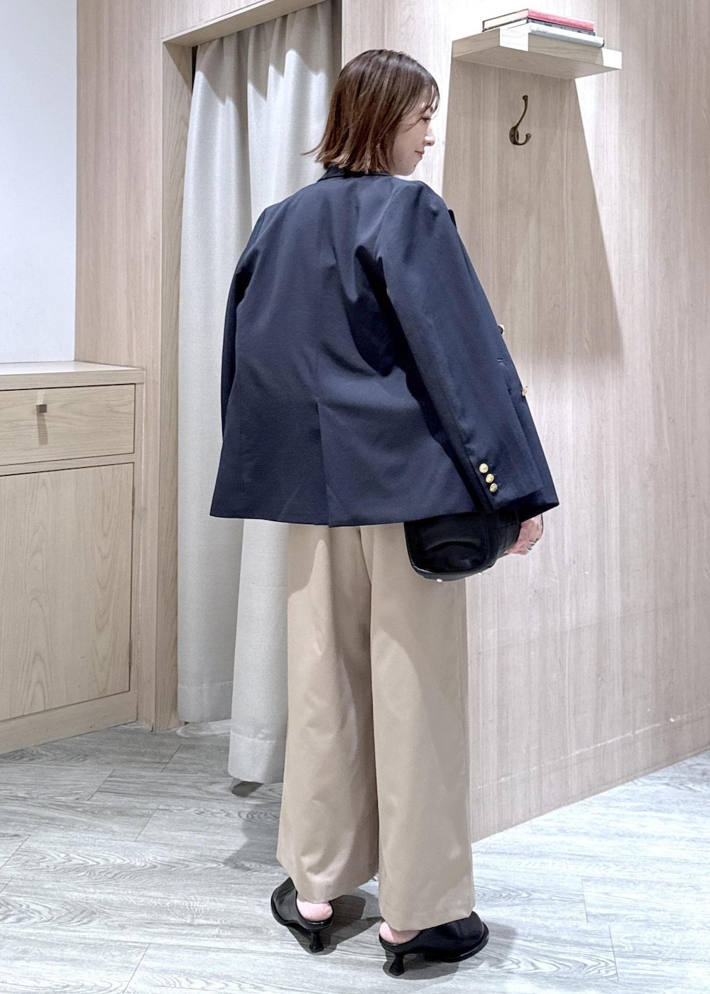 ブルー系のテーラードジャケット、ブルー系のシャツ/ブラウス、ベージュ系のその他パンツを着用したレディースの冬コーディネートの4枚目の写真