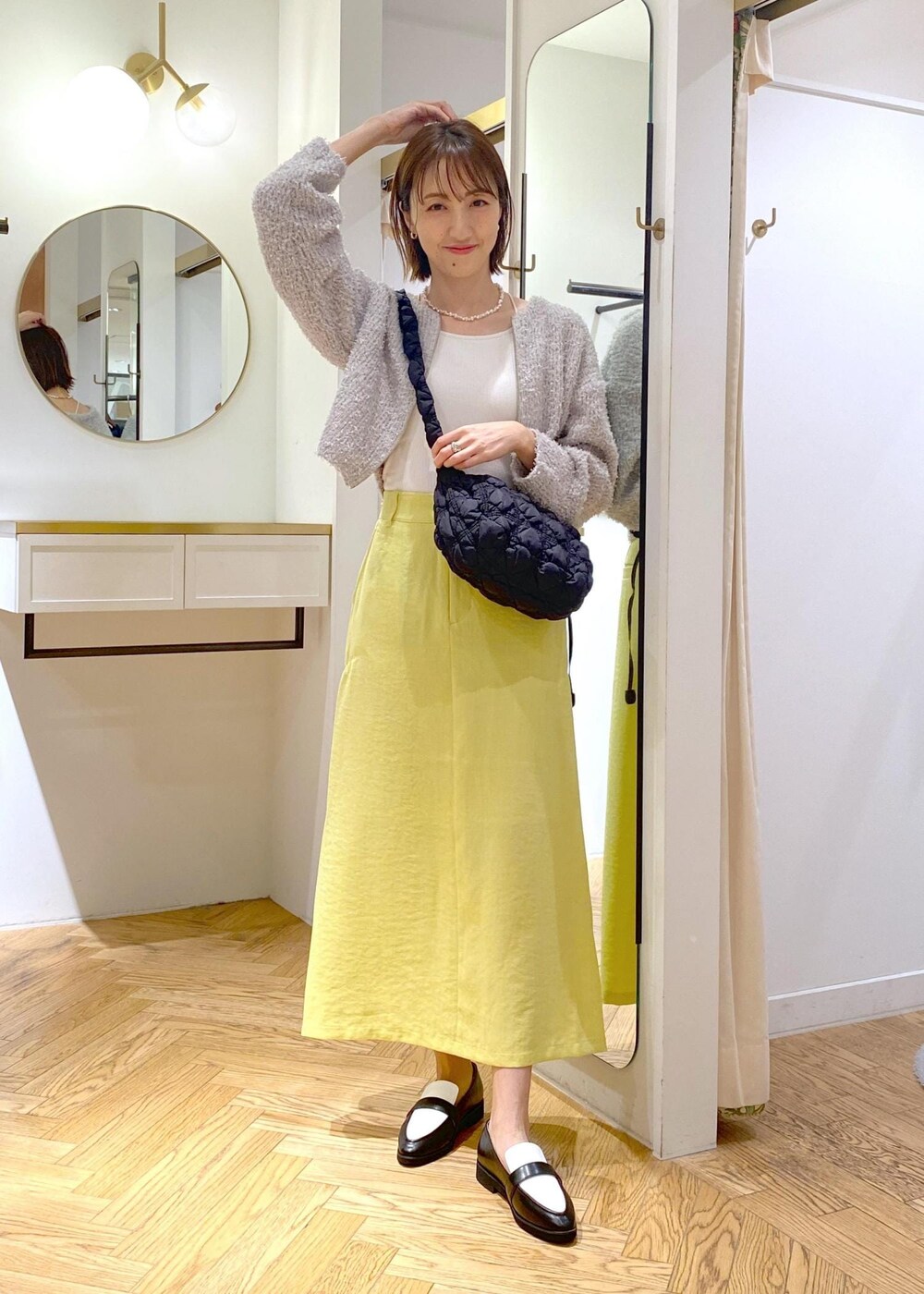 「24SS春の新作、カーディガン、ジップカーディガン、ショート丈、美イージー、美easy、黄色、Aラインスカート、Aライン、ハンドバッグ、ショルダーバッグ、羽織り、カジュアルスタイル、カジュアルコーデ、お出かけ」｜「Juzeの【HARUTA】ポインテッドトゥローファー【抗菌防臭】（ローファー、ブラック系）」を使った、eric08さん（レディース・166cm）の春コーディネートの4枚目の写真