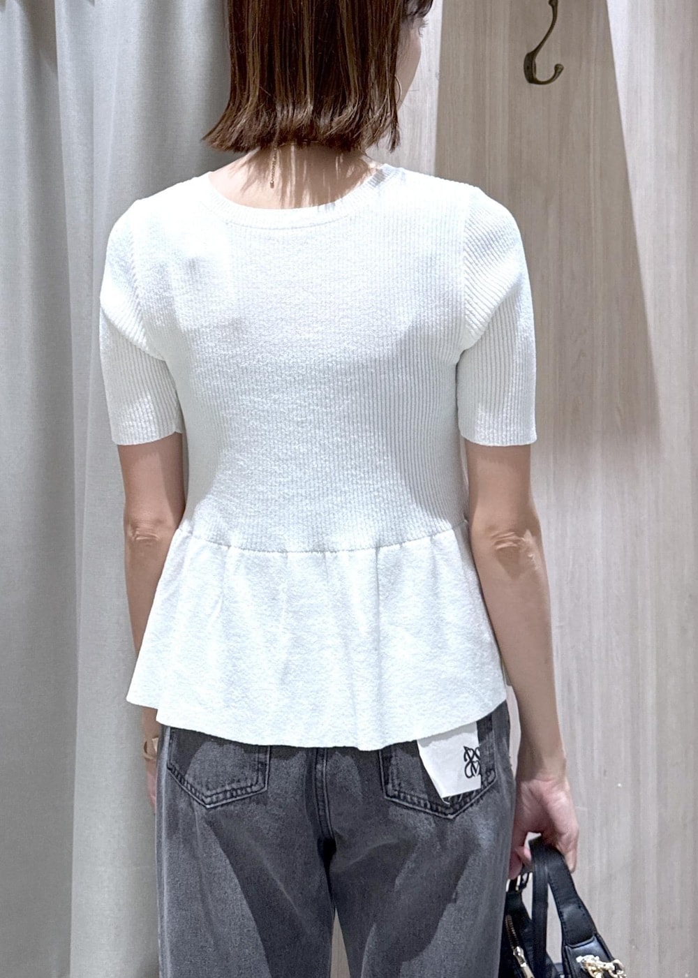 ブラック系のハンドバッグ、ブラック系のデニムパンツ、ホワイト系のカーディガン/ボレロを着用したレディースの夏コーディネートの8枚目の写真
