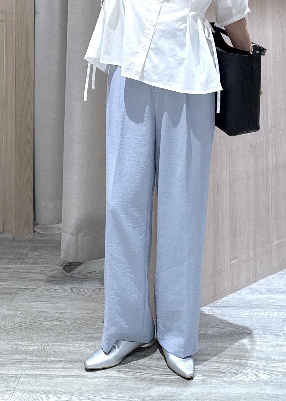 ホワイト系のシャツ/ブラウス、ブルー系のその他パンツ、ブラック系のショルダーバッグを着用したレディースの夏コーディネートの5枚目の写真