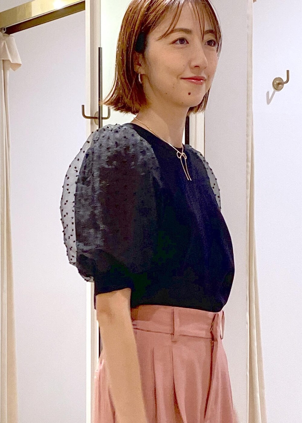 ブラック系のローファー、ブラック系のニット/セーター、ピンク系のスラックスを着用したレディースの夏コーディネートの7枚目の写真