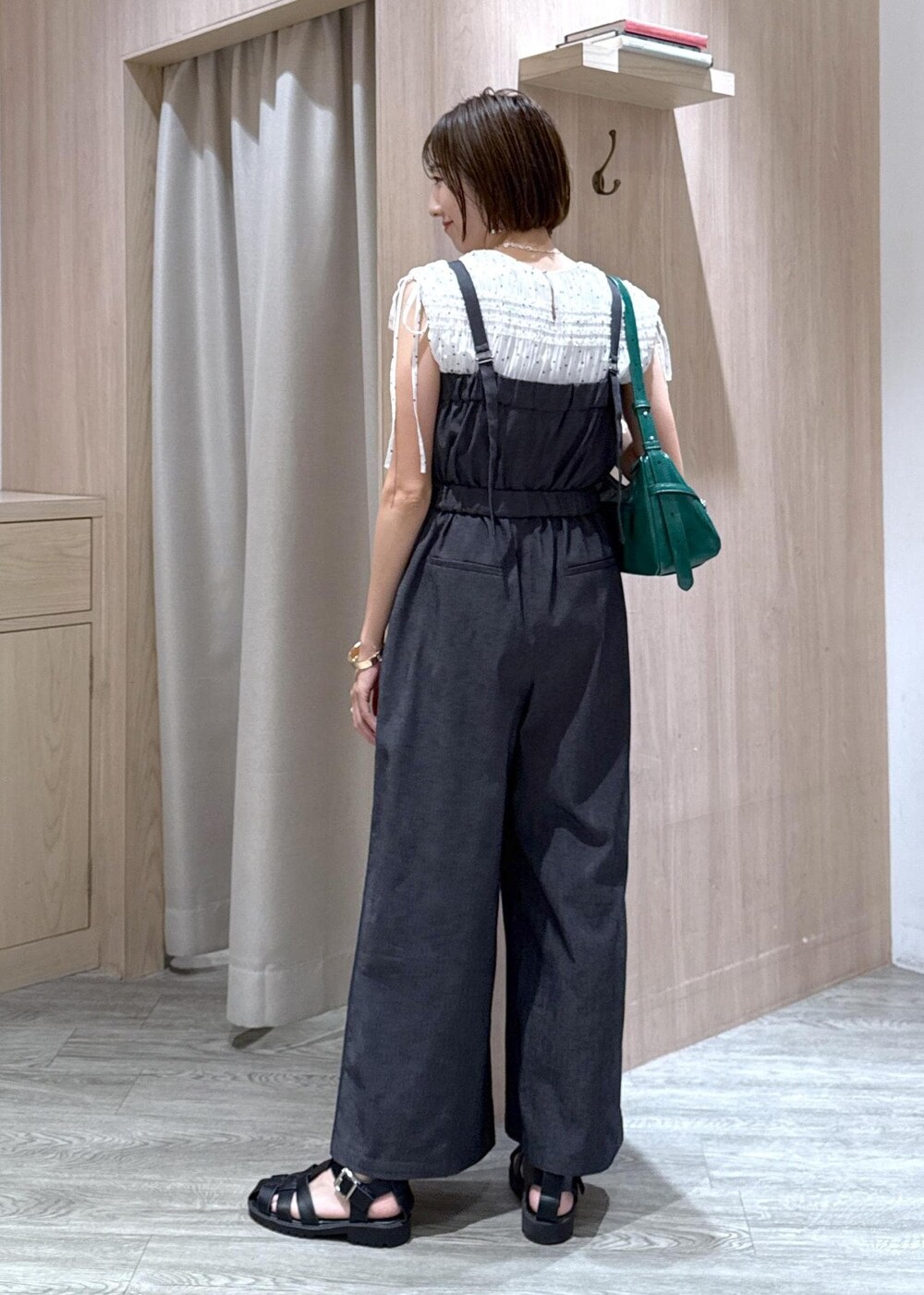 ホワイト系のキャミソール、ホワイト系のシャツ/ブラウス、グリーン系のハンドバッグを着用したレディースの夏コーディネートの4枚目の写真