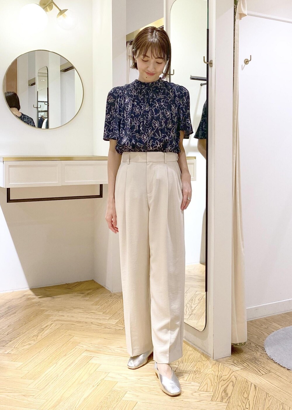 ブルー系のハンドバッグ、シルバー系のパンプス、ブルー系のシャツ/ブラウスを着用したレディースの春コーディネートの4枚目の写真