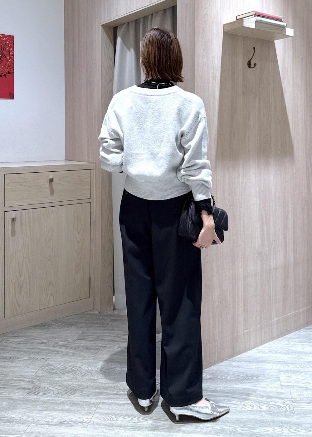 シルバー系のパンプス、グレー系のカーディガン/ボレロ、ブラック系のTシャツ/カットソーを着用したレディースの冬コーディネートの2枚目の写真
