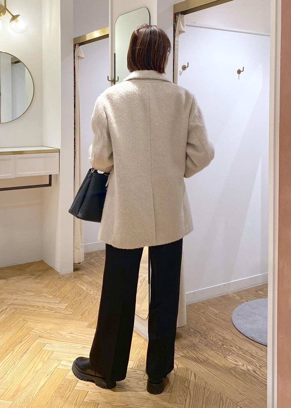 「大人シンプル、きれいめシンプル、きれいめカジュアル、オフィスカジュアル、仕事、仕事着、通勤、通勤服、ブラウスコーデ、ドット柄、ドット柄ブラウス、ワイドパンツ、きちんと感、学校行事、初春コーデ」｜「VISの【ご好評につき追加生産】【2WAY】ハートカットバッグ（ショルダーバッグ、ブラック系）」を使った、eric08さん（レディース・166cm）の冬コーディネートの4枚目の写真