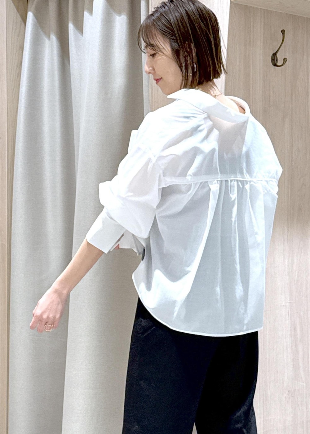 グレー系のタンクトップ、シルバー系のショルダーバッグ、ブラック系のサンダルを着用したレディースの春コーディネートの8枚目の写真