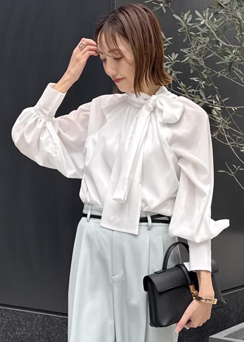 グリーン系のその他パンツ、グリーン系のテーラードジャケット、ブラック系のショルダーバッグを着用したレディースの冬コーディネートの3枚目の写真