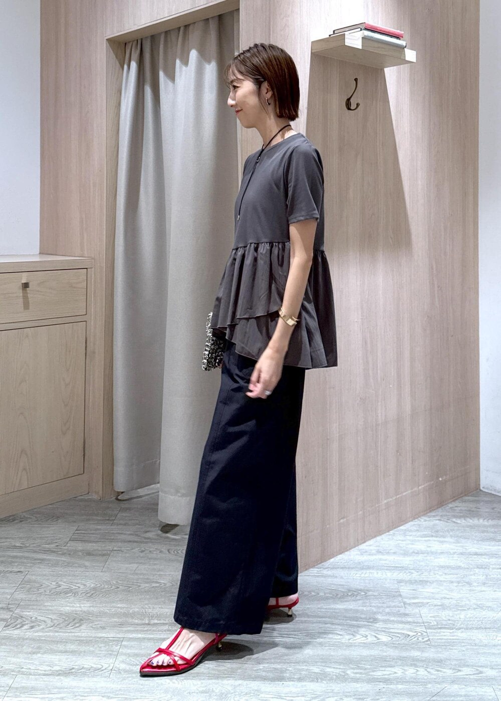 レッド系のサンダル、グレー系のTシャツ/カットソー、ブラック系のその他パンツを着用したレディースの夏コーディネートの3枚目の写真