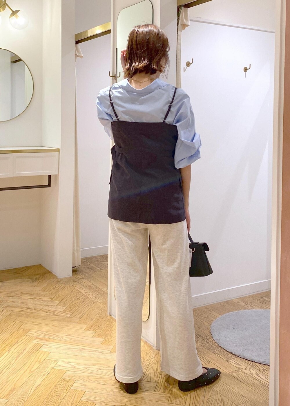 ホワイト系のその他パンツ、ブルー系のシャツ/ブラウス、その他のショルダーバッグを着用したレディースの秋コーディネートの3枚目の写真