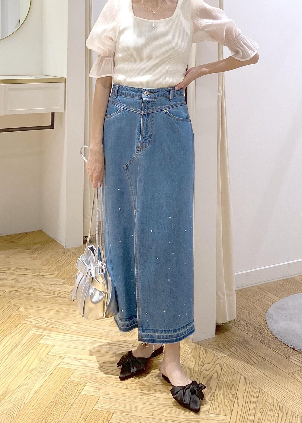 ブラック系のキャミソール、ホワイト系のTシャツ/カットソー、ブラック系のサンダルを着用したレディースの夏コーディネートの5枚目の写真