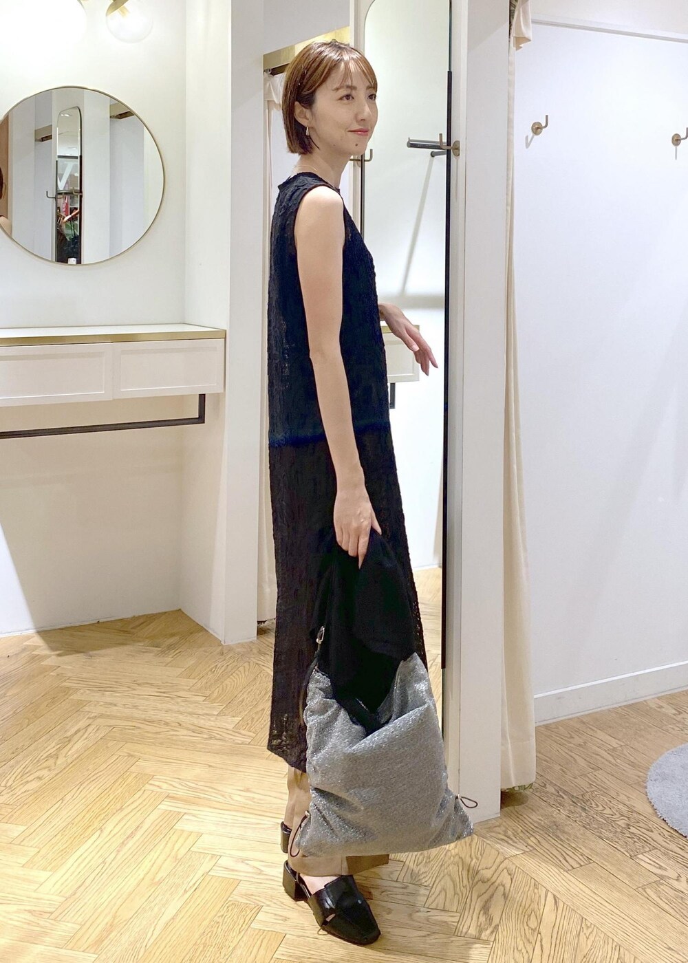 ブラック系のキャミソール、ブラック系のサンダル、ブラック系のワンピースを着用したレディースの夏コーディネートの3枚目の写真