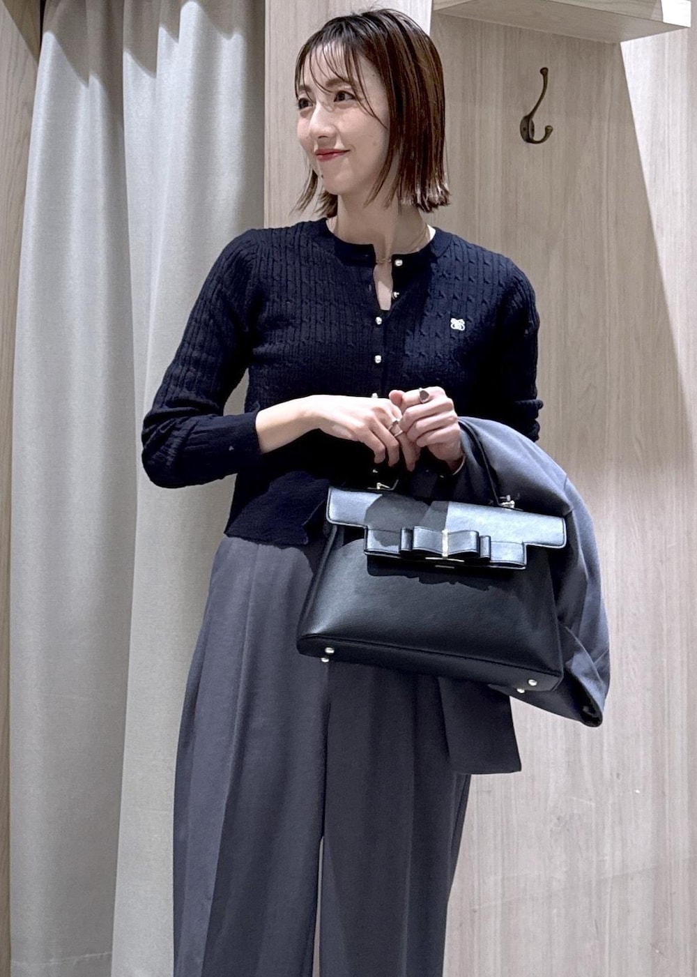 ブルー系のカーディガン/ボレロ、グレー系のその他パンツ、グレー系のテーラードジャケットを着用したレディースの冬コーディネートの3枚目の写真