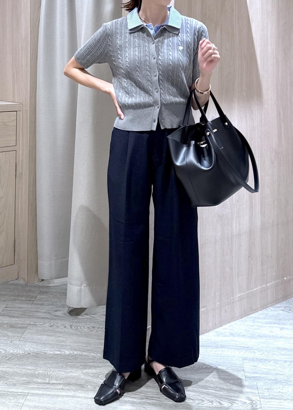 グレー系のカーディガン/ボレロ、ブルー系のその他パンツ、ブラック系のビジネスバッグを着用したレディースの夏コーディネートの10枚目の写真
