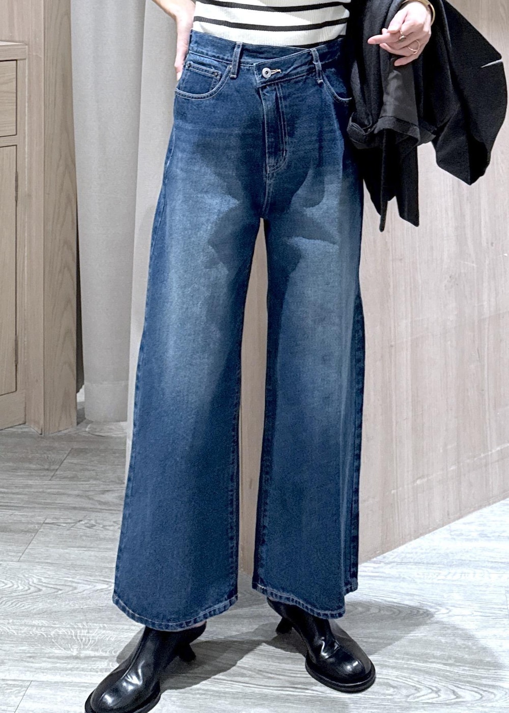 ブルー系のデニムパンツ、グレー系のテーラードジャケット、ホワイト系のショルダーバッグを着用したレディースの冬コーディネートの8枚目の写真