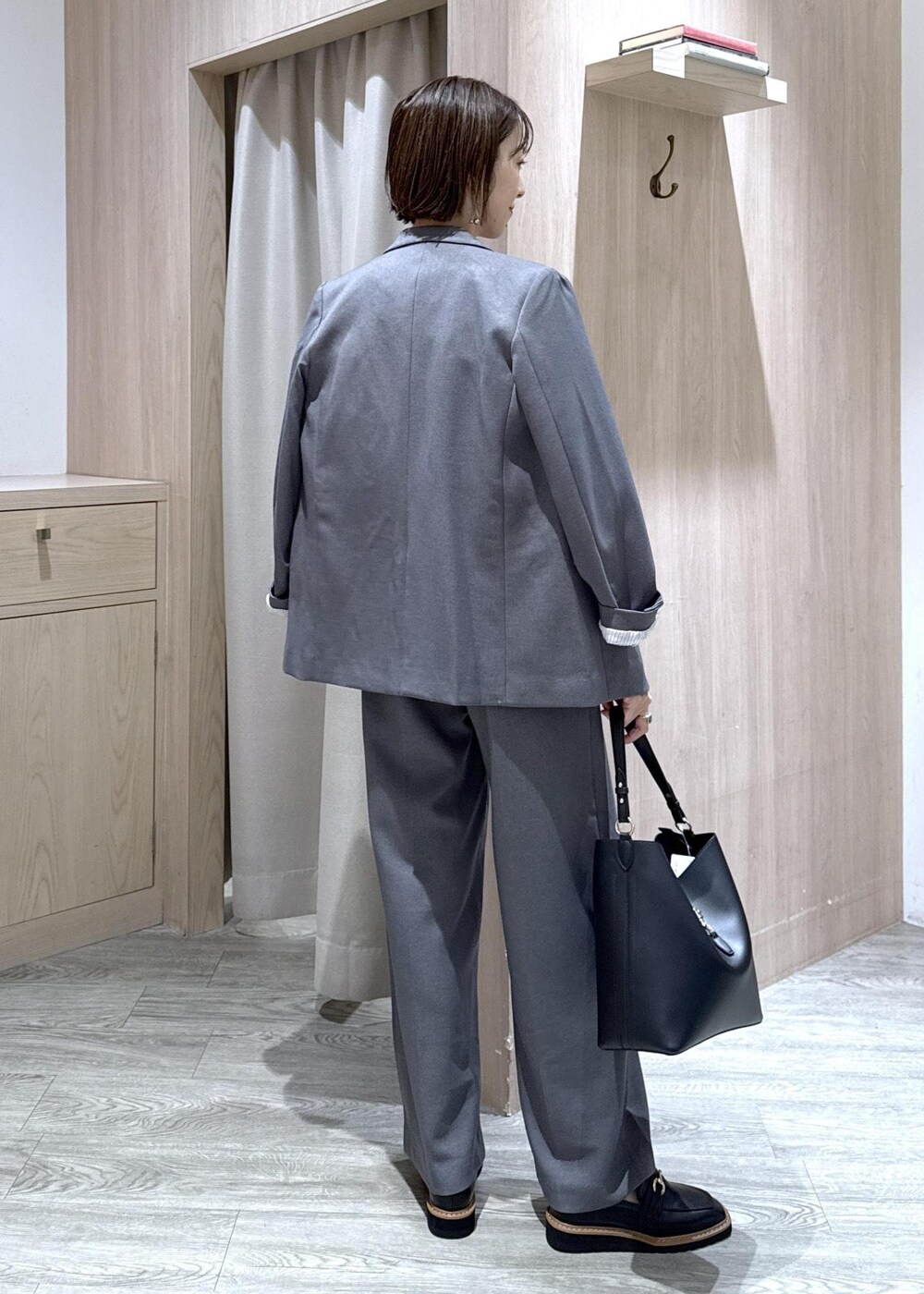 ブラック系のトートバッグ、ブラック系のローファー、ブラック系のシャツ/ブラウスを着用したレディースの秋コーディネートの5枚目の写真