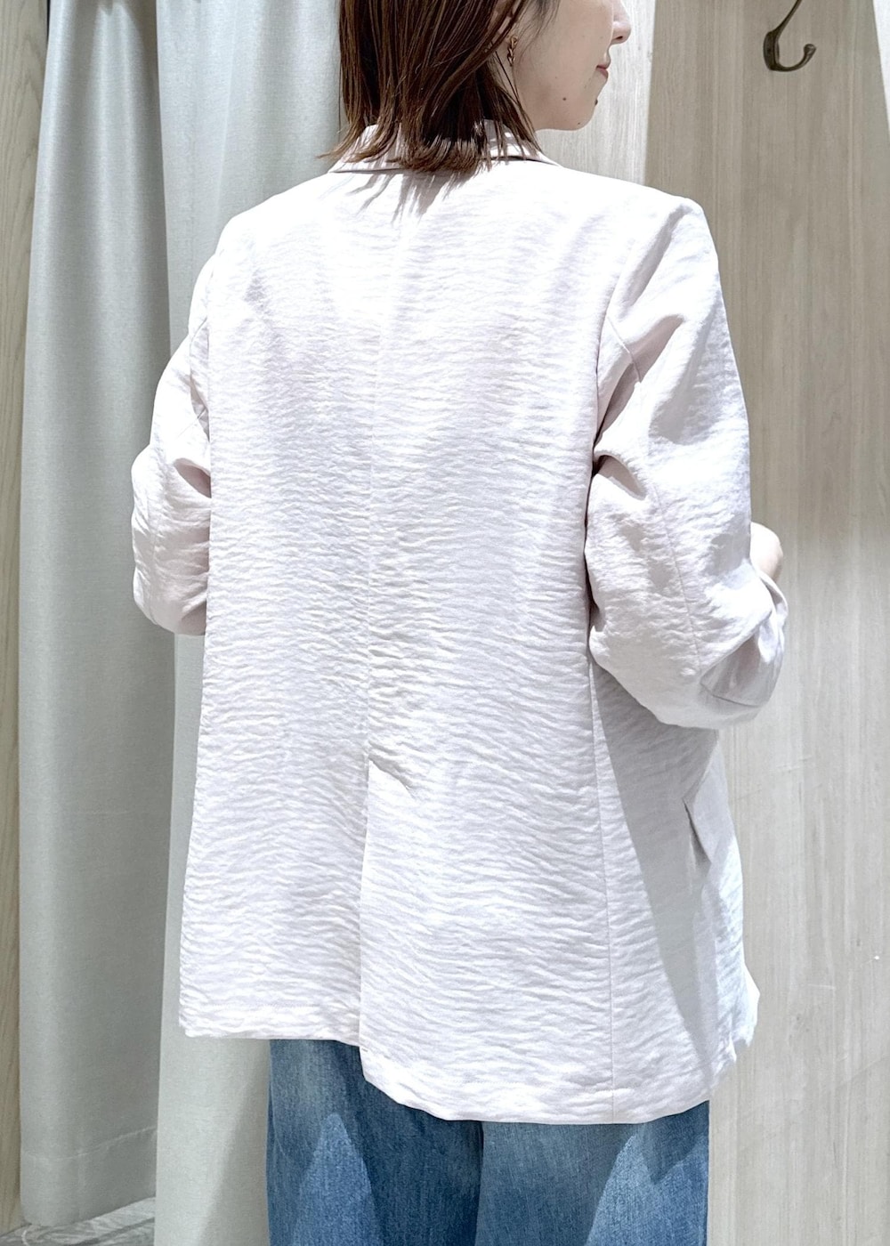 ホワイト系のトートバッグ、ブルー系のデニムパンツ、ブラック系のニット/セーターを着用したレディースの春コーディネートの6枚目の写真