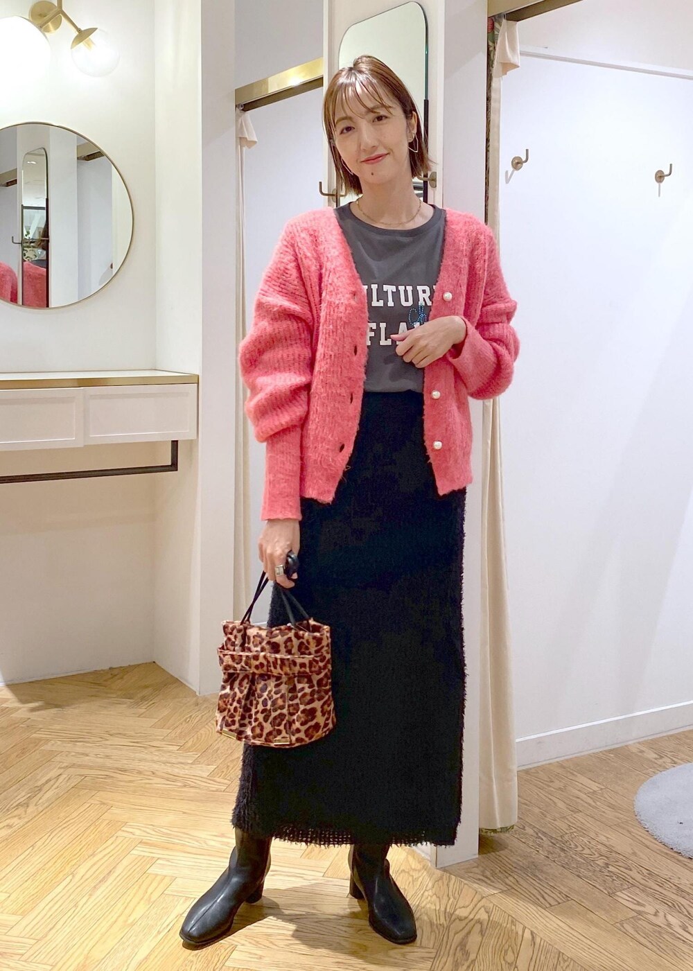 ブラック系のスカート、その他のショルダーバッグ、ブラック系のTシャツ/カットソーを着用したレディースの秋コーディネートの2枚目の写真