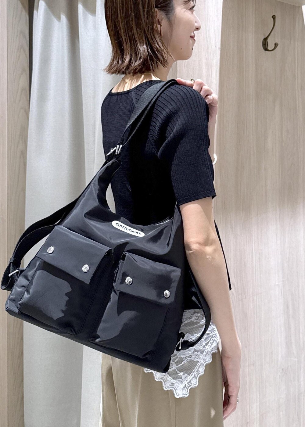 ベージュ系のその他パンツ、ブラック系のカーディガン/ボレロ、ブラック系のショルダーバッグを着用したレディースの春コーディネートの9枚目の写真