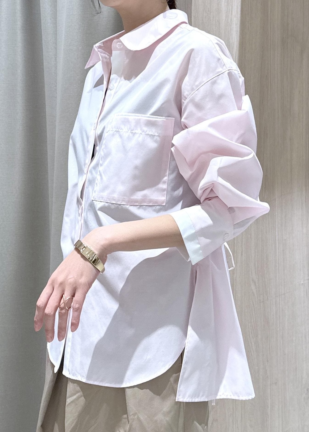 ホワイト系のトートバッグ、ベージュ系のその他パンツ、ピンク系のシャツ/ブラウスを着用したレディースの冬コーディネートの8枚目の写真