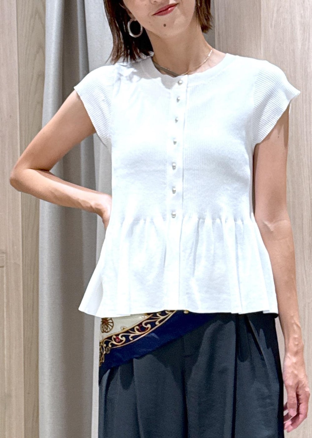 ブラック系のハンドバッグ、ベージュ系のキャミソール、ブラック系のサンダルを着用したレディースの夏コーディネートの8枚目の写真