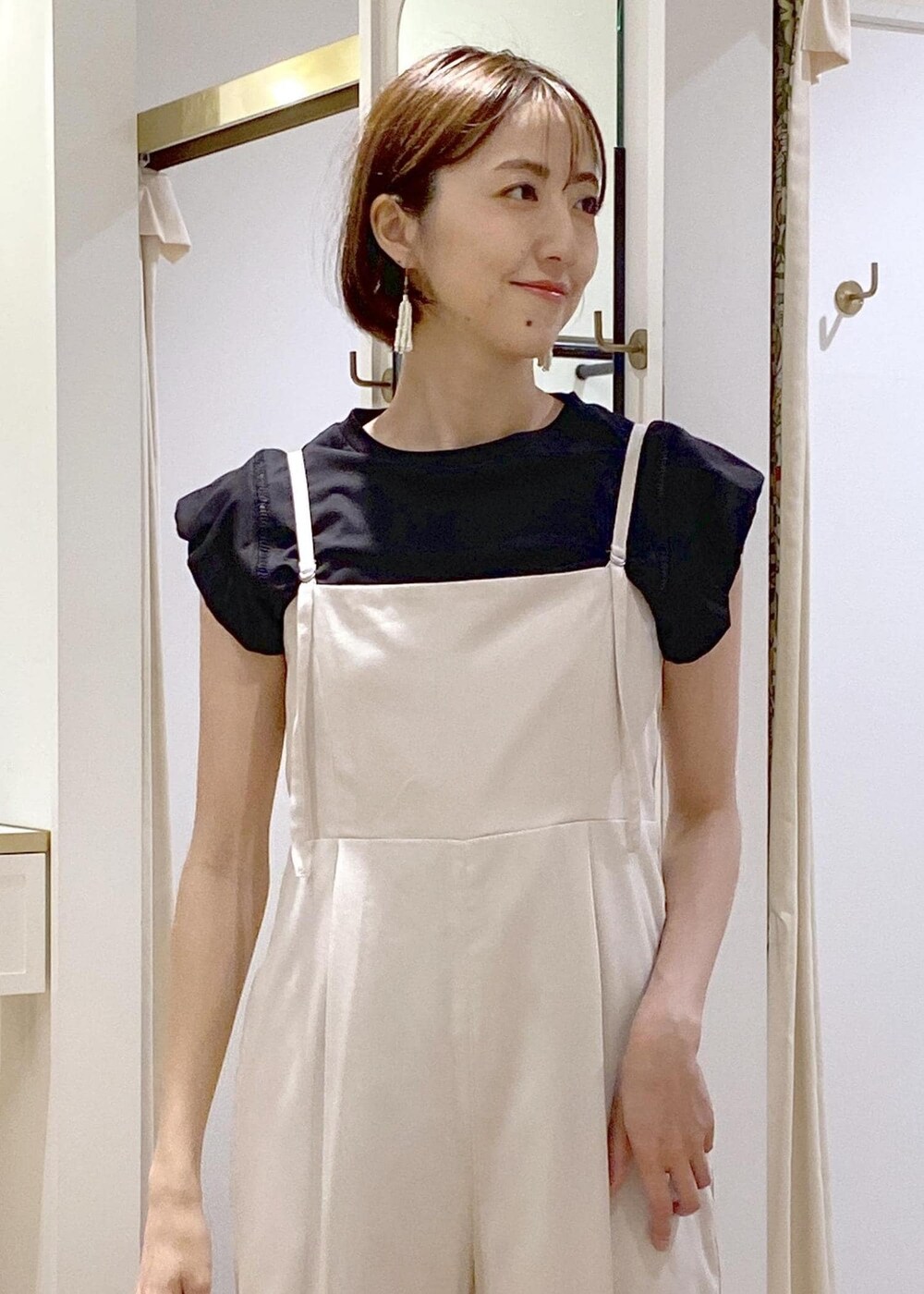 ブラック系のキャミソール、グリーン系のサンダル、ブラック系のTシャツ/カットソーを着用したレディースの夏コーディネートの3枚目の写真