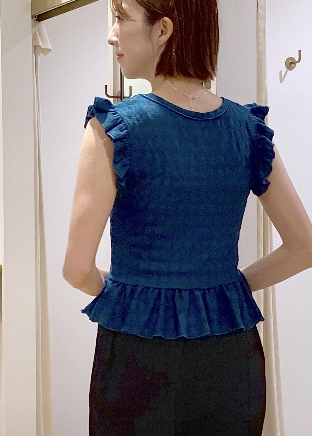 シルバー系のパンプス、ブラック系のスラックス、ブラック系のキャミソールを着用したレディースの夏コーディネートの6枚目の写真