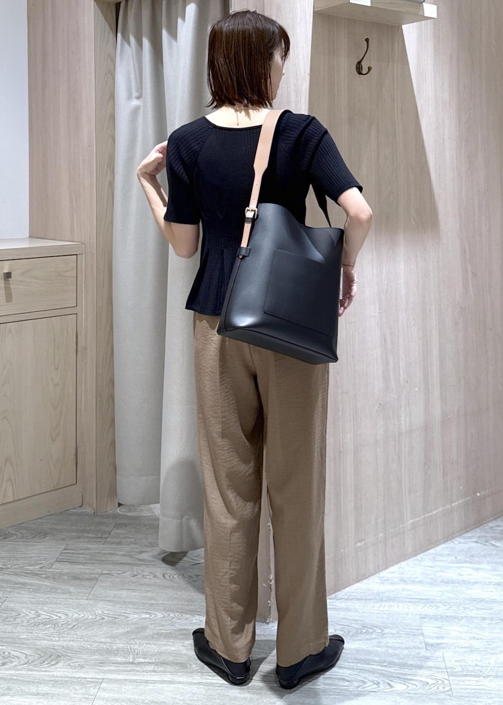ブラック系のトートバッグ、ブラック系のパンプス、ブラック系のカーディガン/ボレロを着用したレディースの夏コーディネートの6枚目の写真
