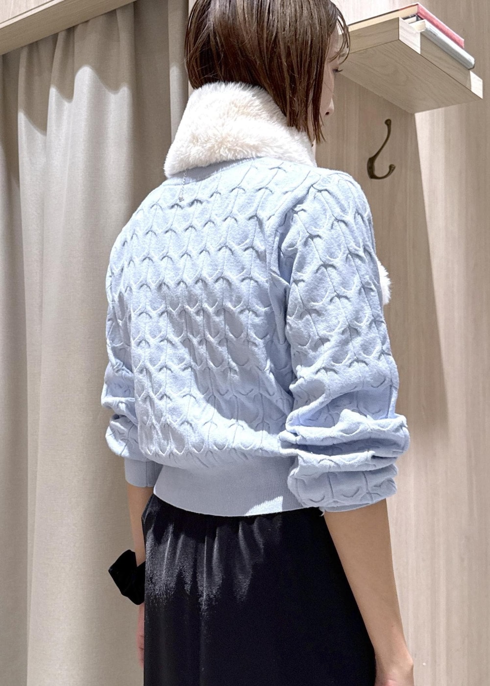 ホワイト系のショルダーバッグ、ホワイト系のキャミソール、ブラック系のブーツを着用したレディースの秋コーディネートの9枚目の写真