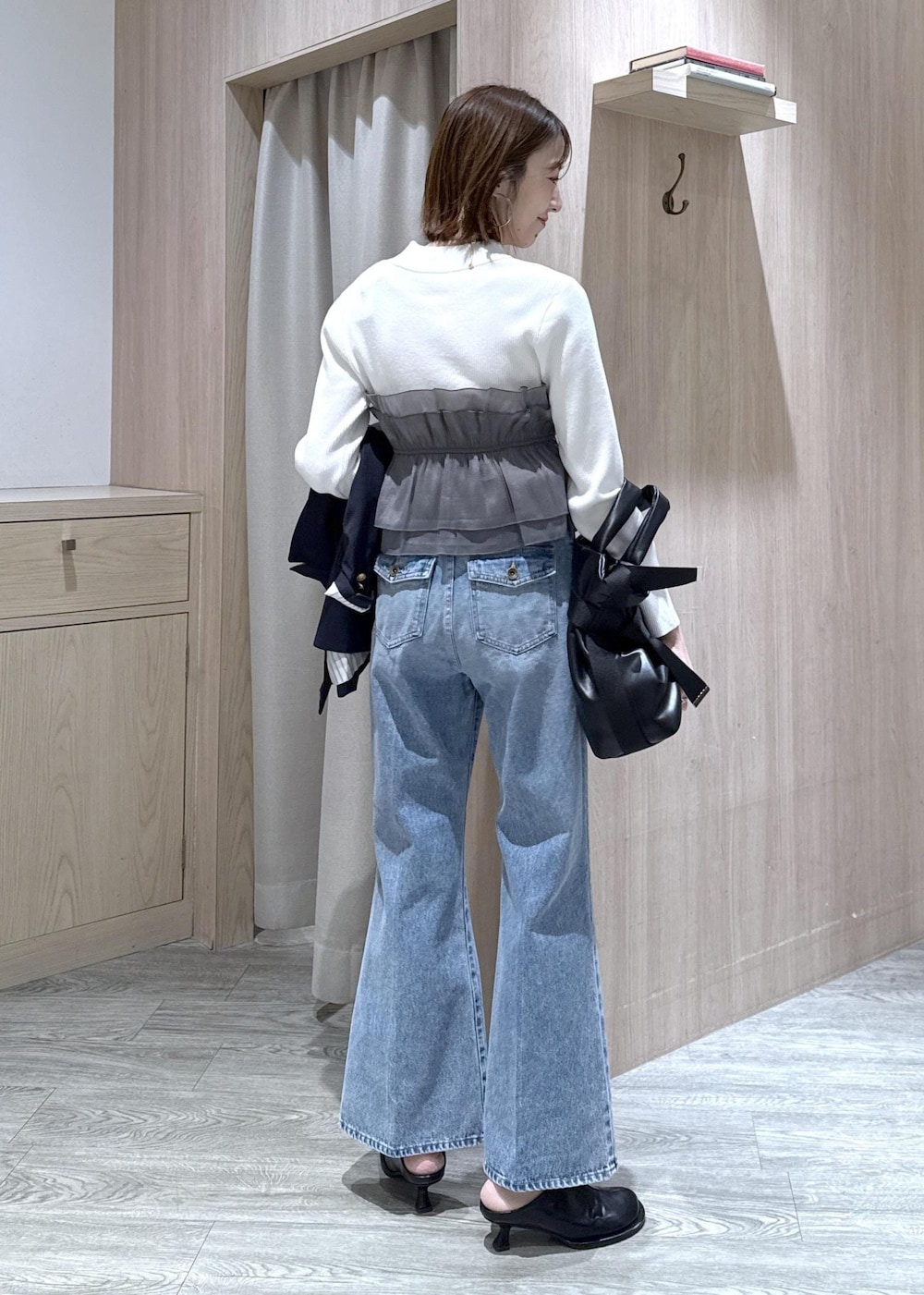 ホワイト系のニット/セーター、ブルー系のテーラードジャケット、ブルー系のデニムパンツを着用したレディースの冬コーディネートの7枚目の写真