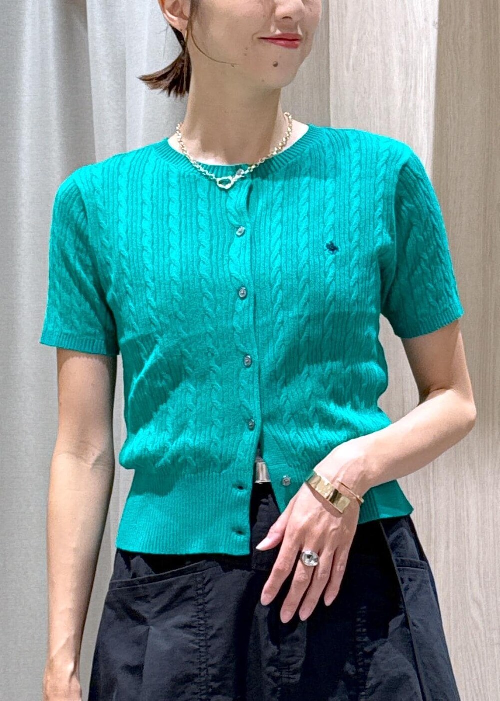 ブラック系のローファー、グリーン系のカーディガン/ボレロ、ブラウン系のショルダーバッグを着用したレディースの夏コーディネートの7枚目の写真