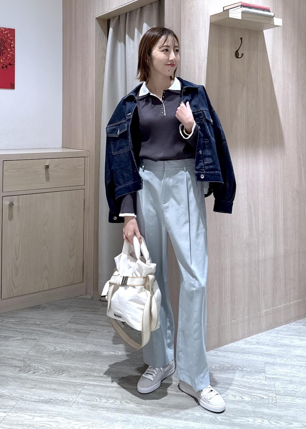 グレー系のスニーカー、グリーン系のその他パンツ、ブルー系のデニムジャケットを着用したレディースの冬コーディネートの3枚目の写真