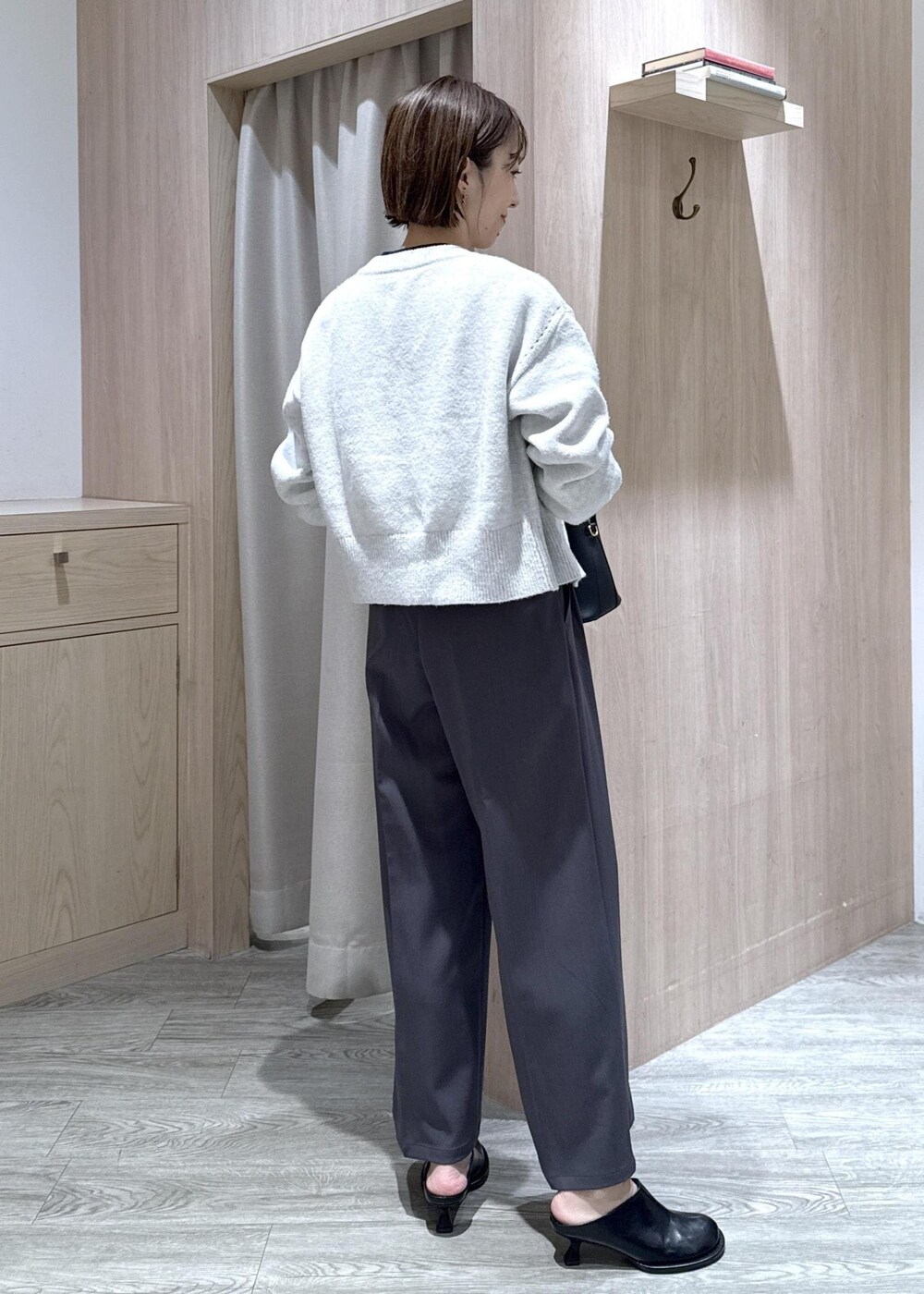 ブルー系のシャツ/ブラウス、グレー系のカーディガン/ボレロ、グレー系のその他パンツを着用したレディースの秋コーディネートの7枚目の写真