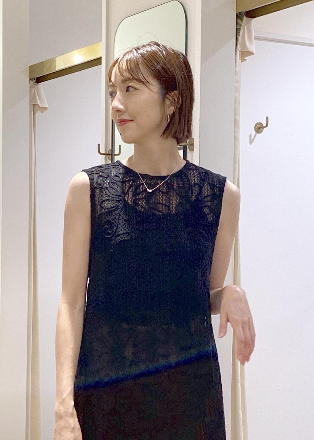 ブラック系のキャミソール、ブラック系のサンダル、ブラック系のワンピースを着用したレディースの夏コーディネートの4枚目の写真