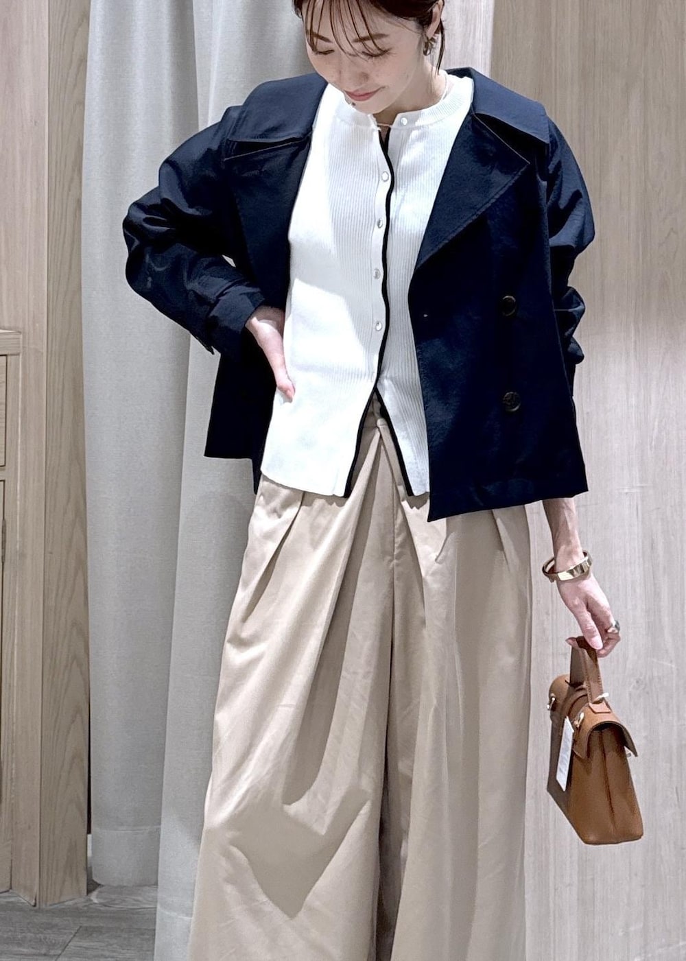 イエロー系のショルダーバッグ、ホワイト系のカーディガン/ボレロ、ベージュ系のその他パンツを着用したレディースの春コーディネートの4枚目の写真