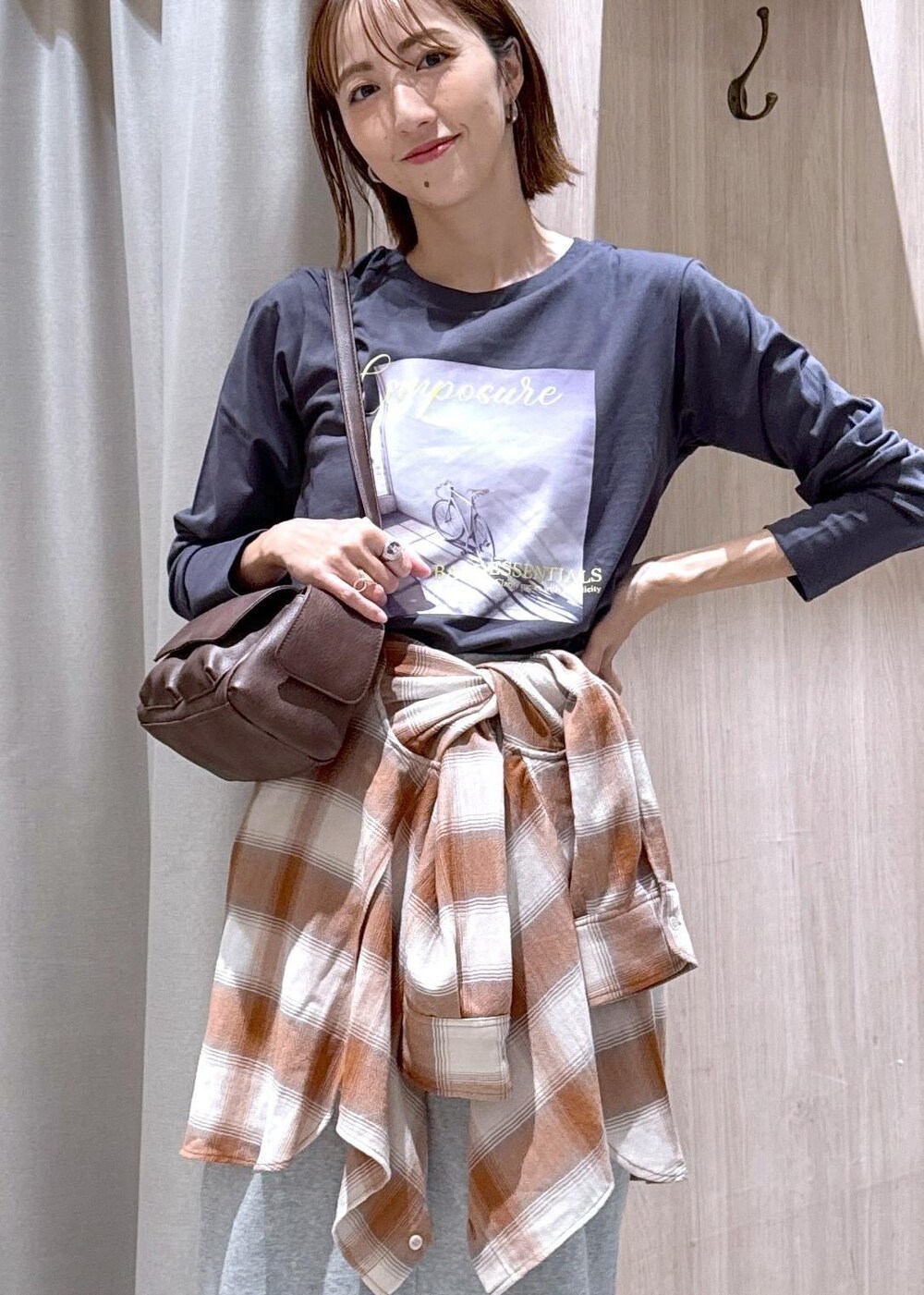 グレー系のスカート、ベージュ系のシャツ/ブラウス、グレー系のTシャツ/カットソーを着用したレディースの秋コーディネートの5枚目の写真