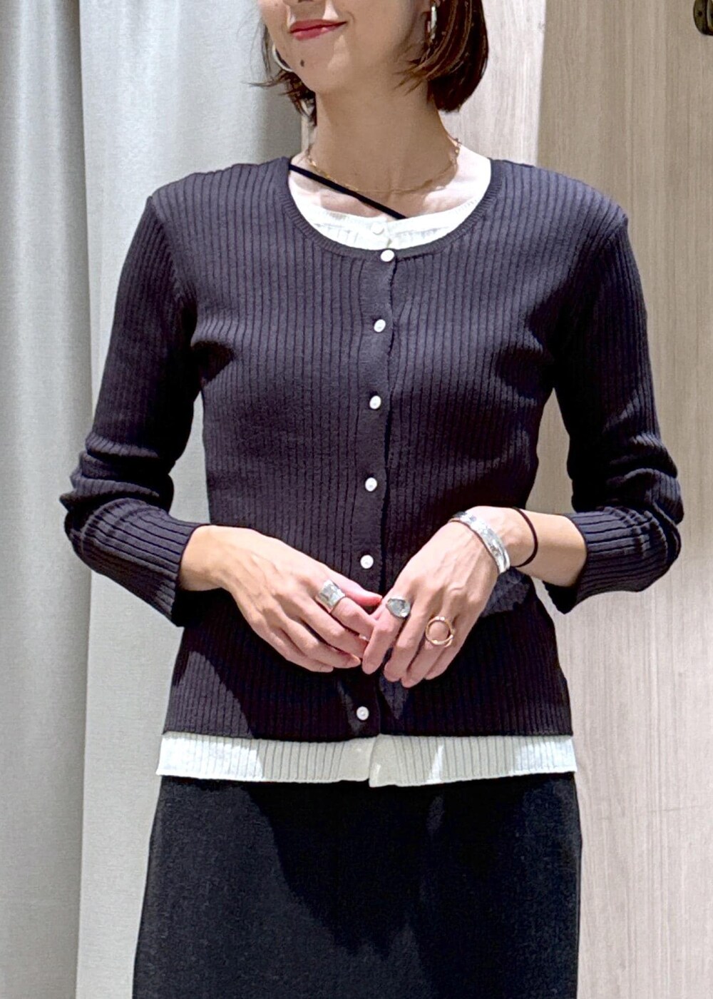 ブラック系のキャミソール、ブラック系のパンプス、グレー系のスカートを着用したレディースの秋コーディネートの8枚目の写真