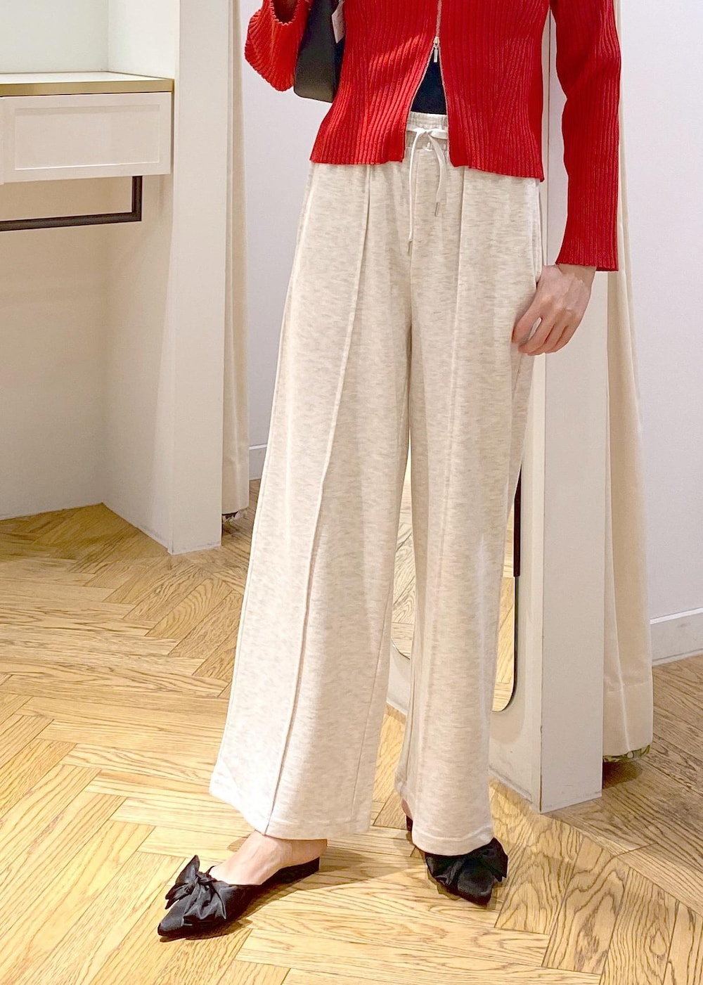 ブラック系のキャミソール、ブラック系のハンドバッグ、ホワイト系のその他パンツを着用したレディースの秋コーディネートの5枚目の写真