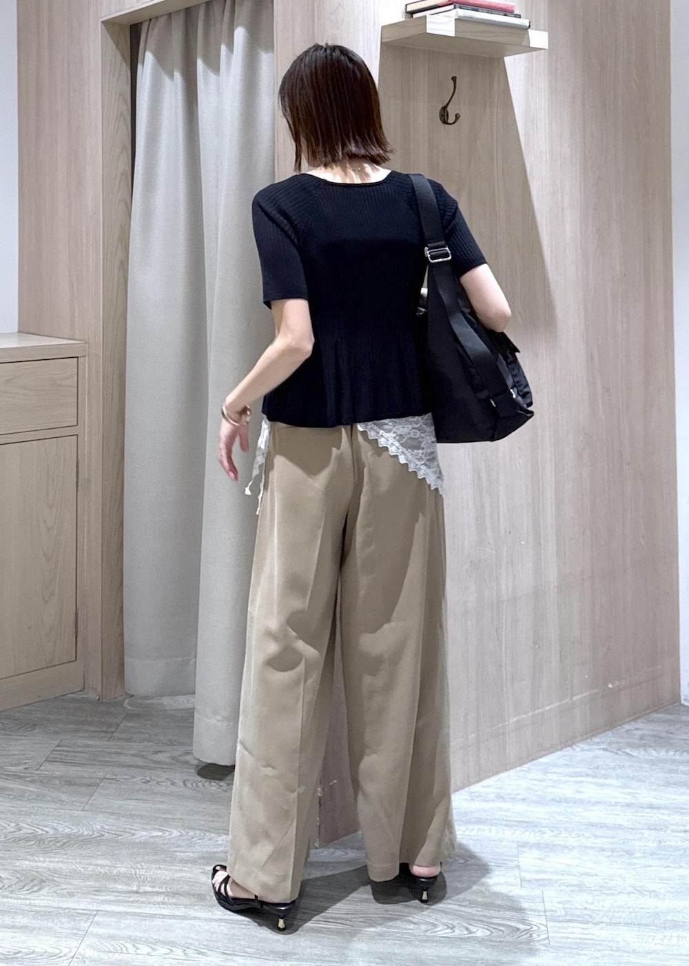 ベージュ系のその他パンツ、ブラック系のカーディガン/ボレロ、ブラック系のショルダーバッグを着用したレディースの春コーディネートの4枚目の写真