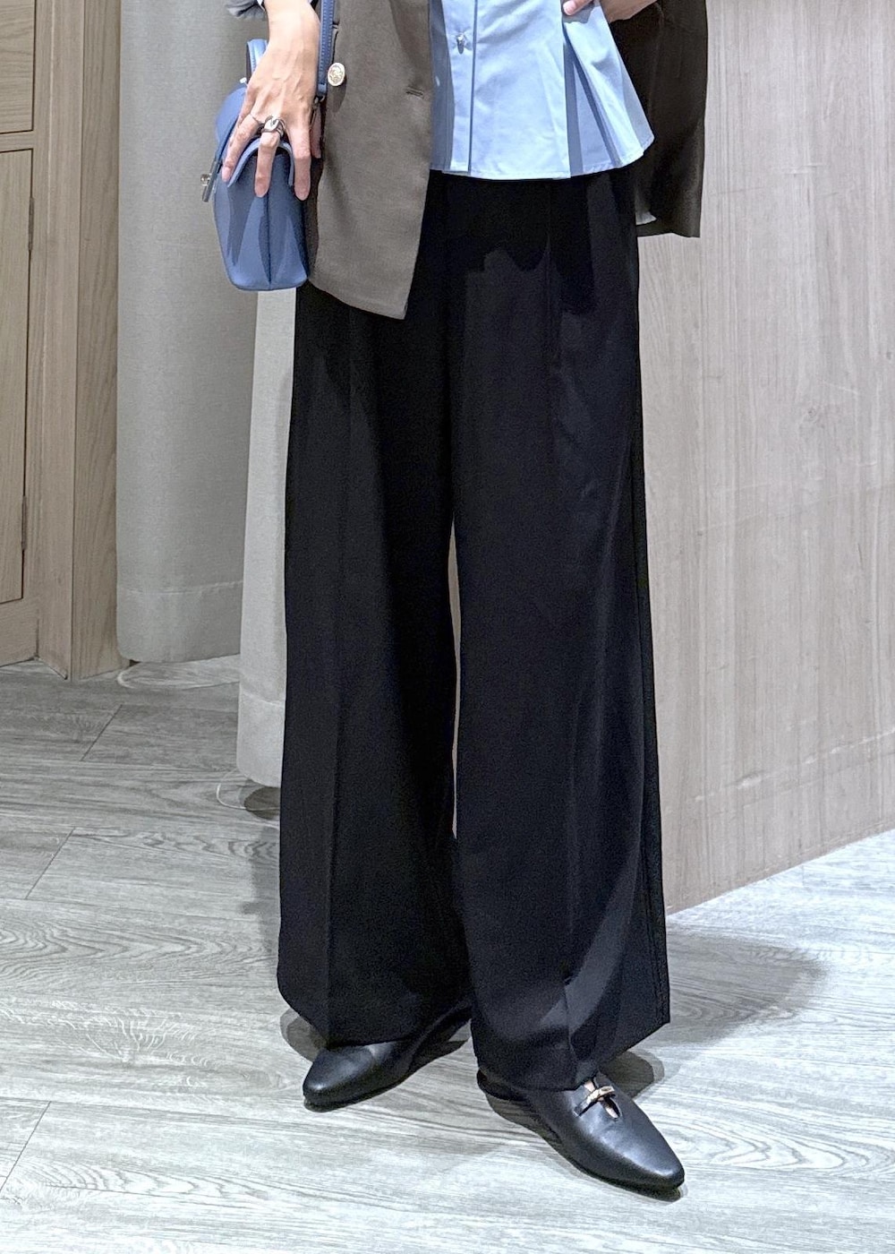ブラック系のその他パンツ、ブラック系のパンプス、グリーン系のテーラードジャケットを着用したレディースの秋コーディネートの5枚目の写真